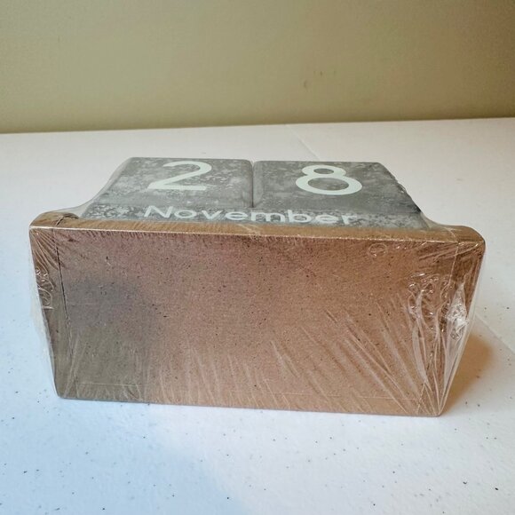 Perpetual Calendar With Month Date Display Block Numbers - Picture 9 of 9